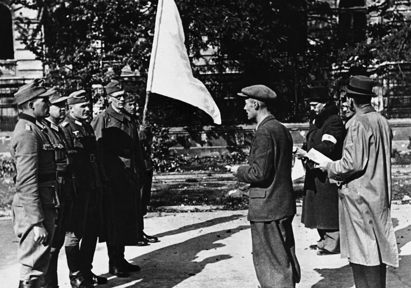 69 lat temu powstańcy złożyli broń. "Niemcy rozpoczęli niszczenie miasta"