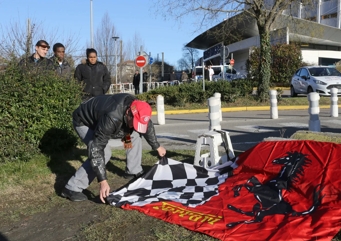 Fan Michaela Schumachera przed szpitalem w Grenoble