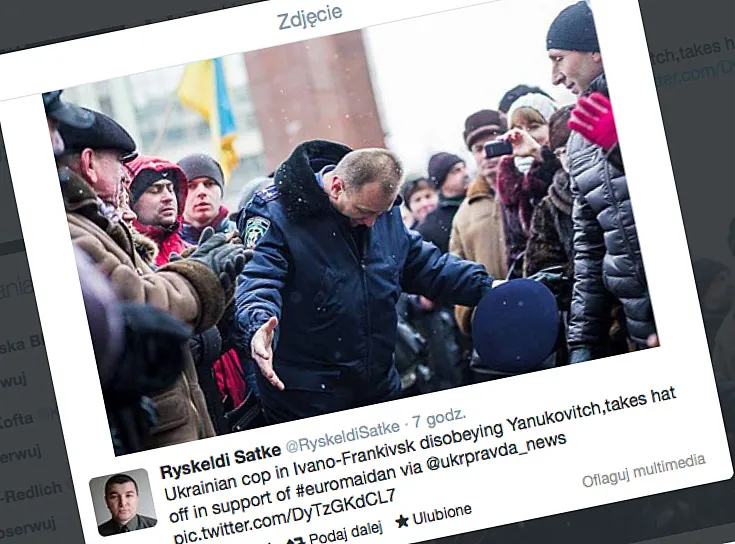 Ukraiński milicjant przeprasza demonstrantów (źródło: Twitter / @RyskeldiSatke)