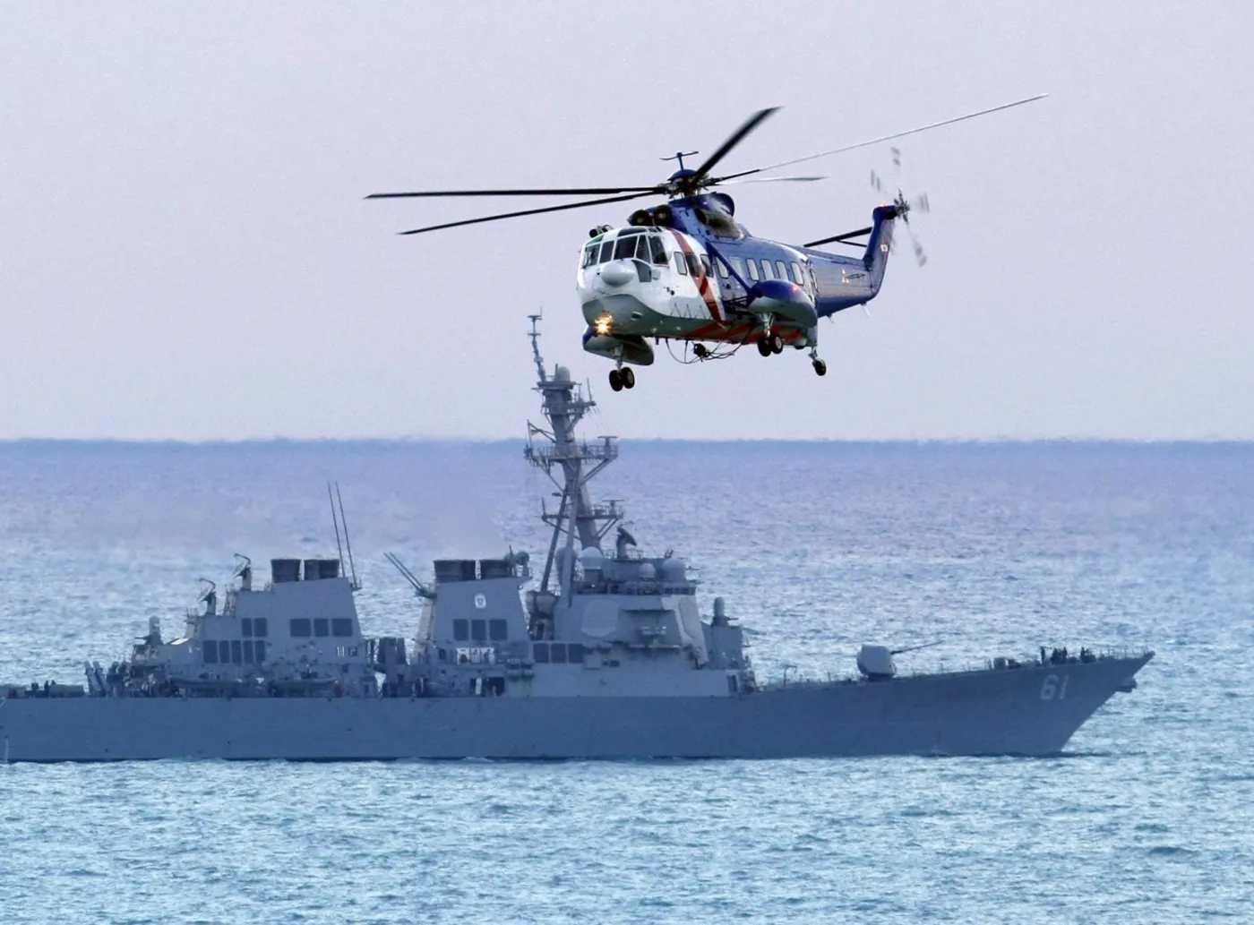 Niszczyciel USS Ramage (na drugim planie)