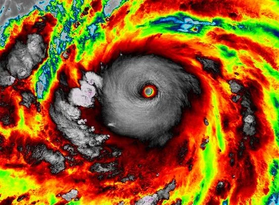 Mapa pogodowa w czasie uderzenia cyklonu