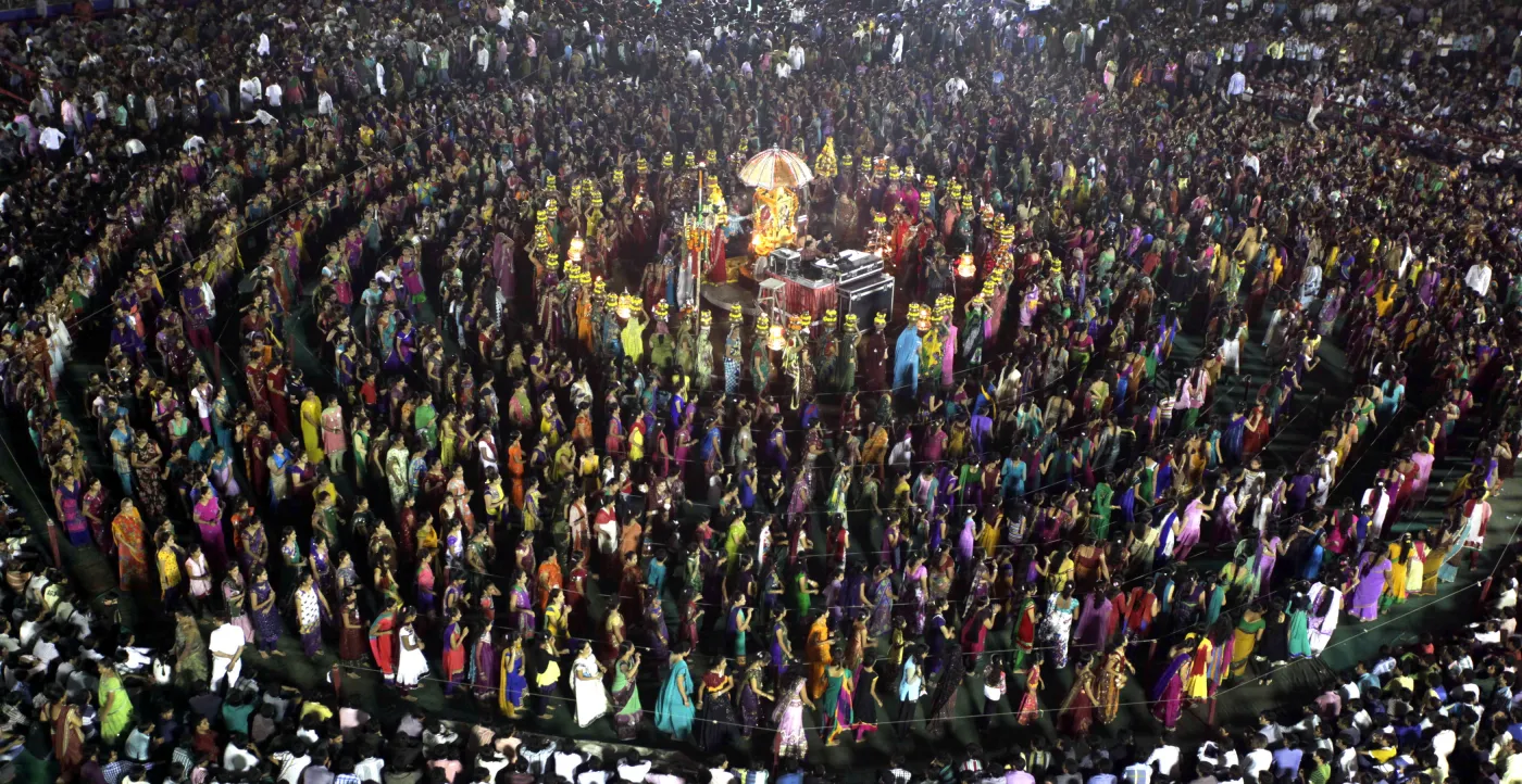 Pielgrzymi tańczą wokół świątyni Umiya Mata w czasie święta Hindu