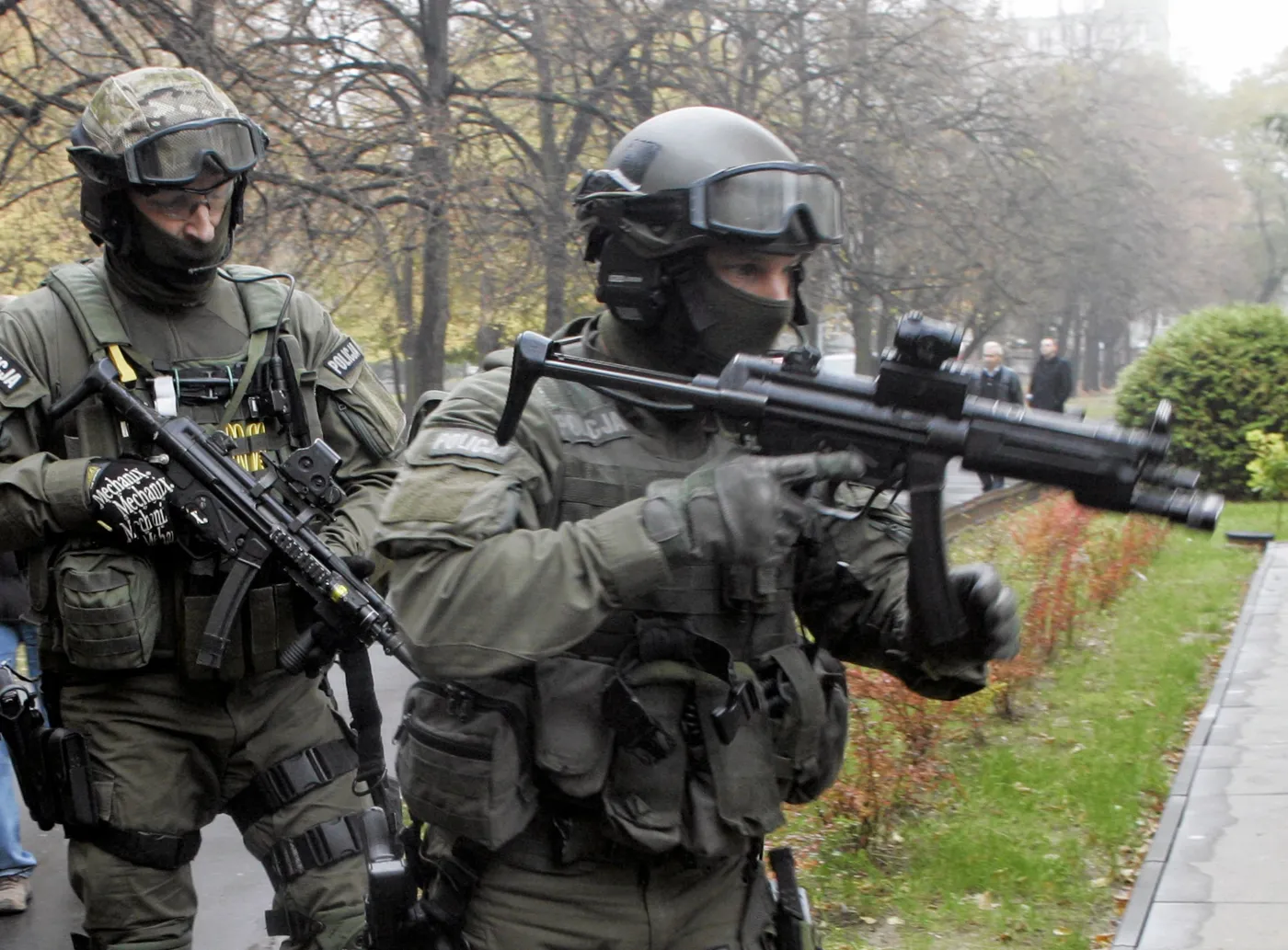 Uzbrojony napastnik w warszawskim liceum. Tak ćwiczą antyterroryści