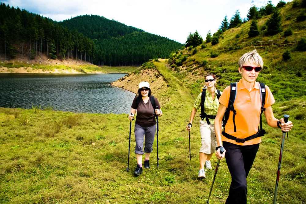 Wiosenny spacer z kijkami nordic walking poprawi kondycję i pomoże schudnąć