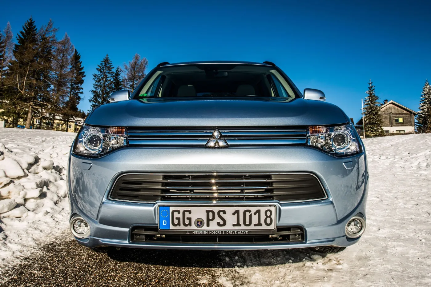5544662-mitsubishi-outlander-phev-spala.jpg