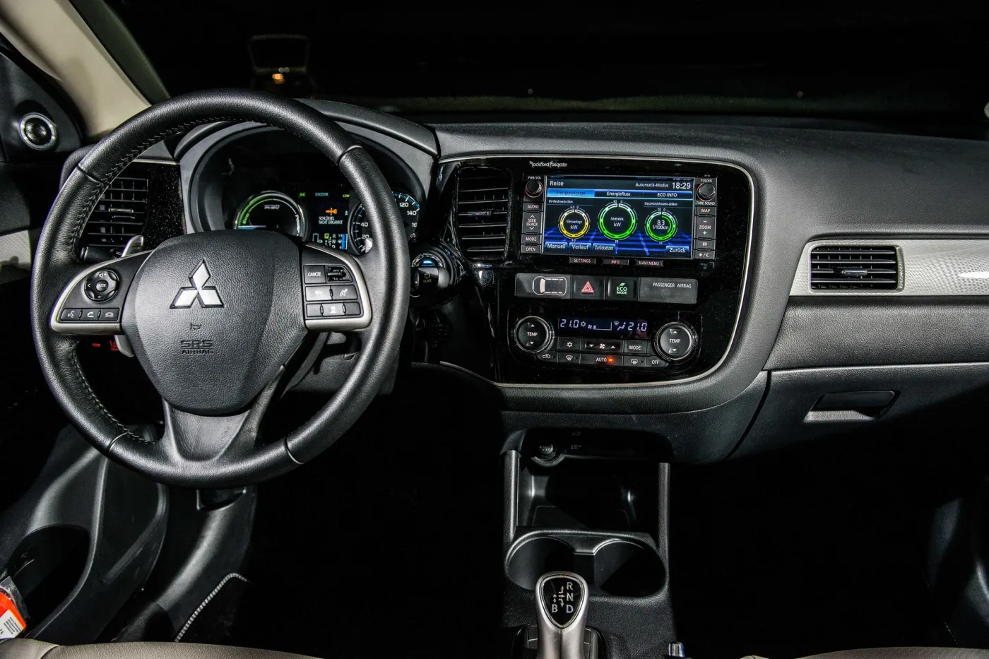 5544749-mitsubishi-outlander-phev-spala.jpg