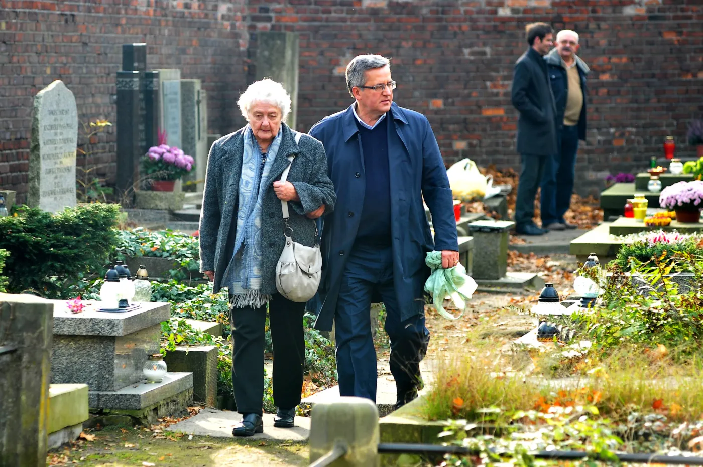 Prezydent z mamą odwiedzał groby bliskich