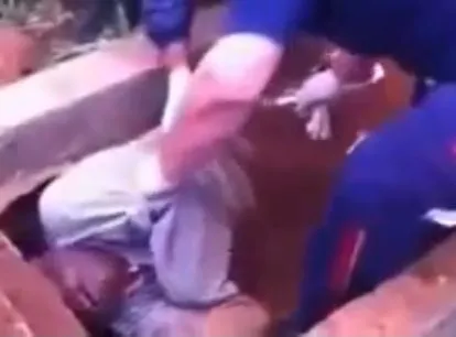 Zakopano go żywcem, ale przeżył! Kadr z WIDEO na You Tube z akcji ratunkowej 