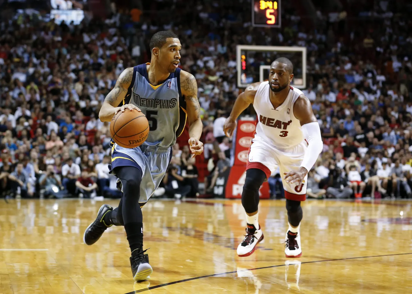 Courtney Lee z Memphis Grizzlies i Dwyane Wade z Miami Heat