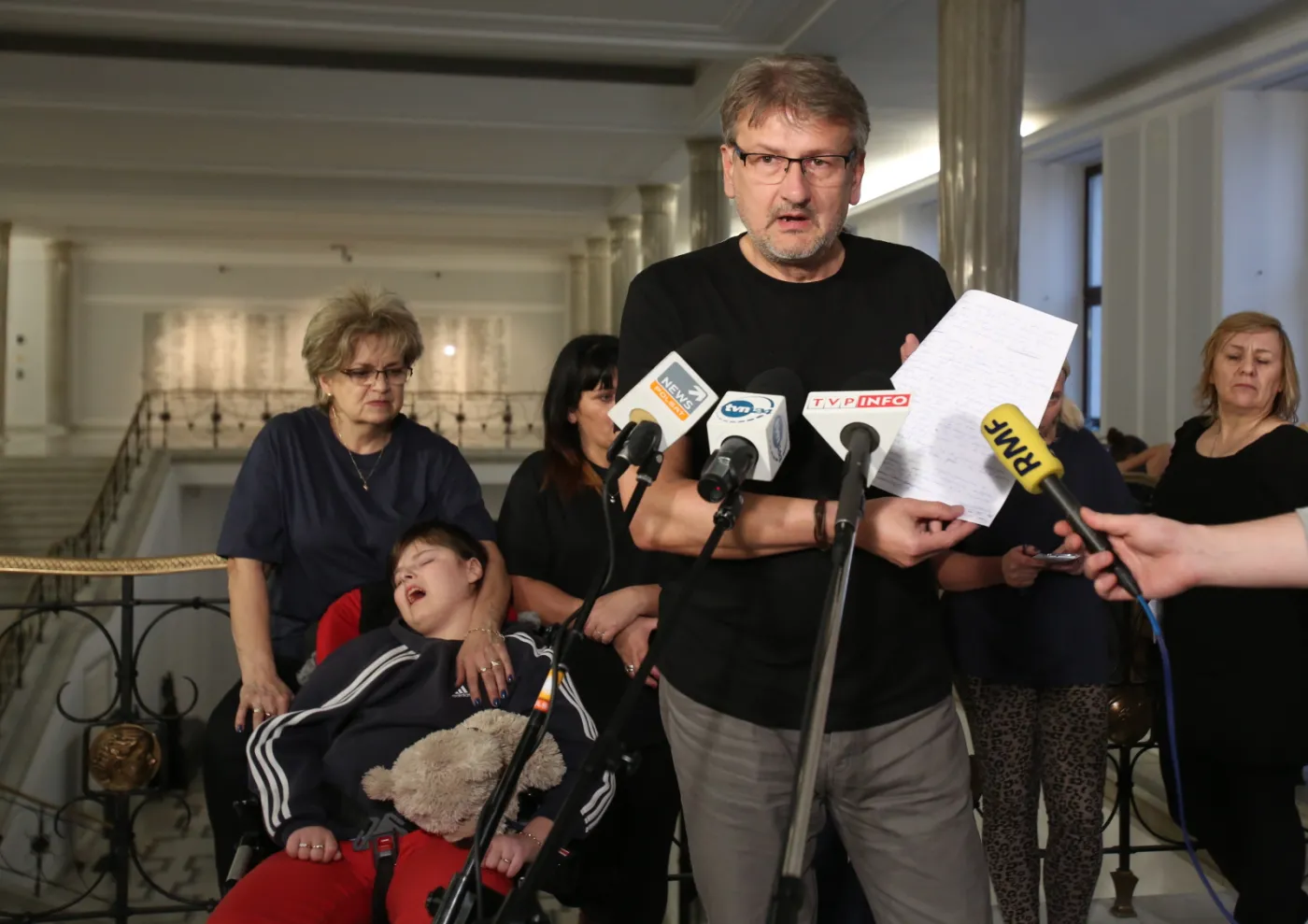 Jeden z protestujących w Sejmie rodziców, Wojciech Kalinowski odczytuje oświadczenie