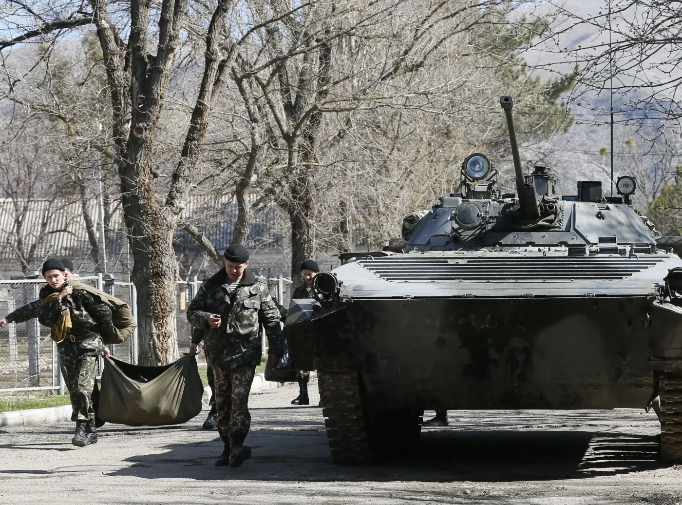 Ukraińscy żołnierze opuszczają bazę wojskową na Krymie