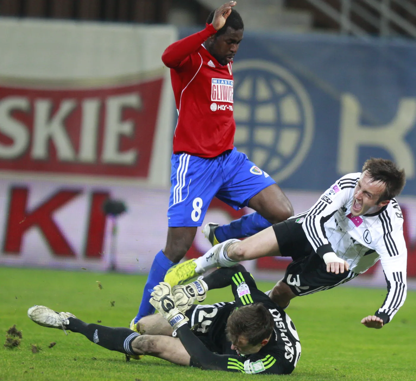 Piłkarz Legii Warszawa Miroslav Radovic (P) wpada na bramkarza Piasta Gliwice Jakuba Szumskiego podczas meczu polskiej Ekstraklasy