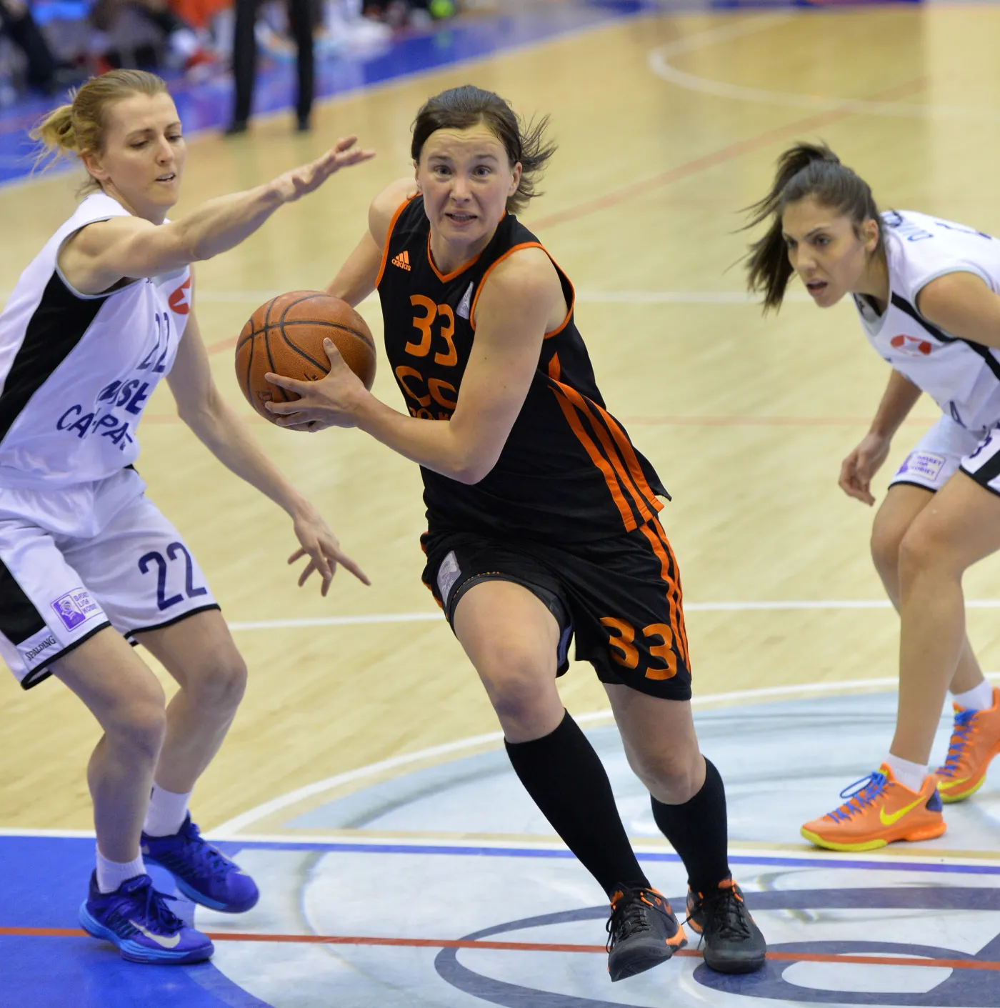 Alexandria Quigley (L) i Cristina Ouvina (P) z Wisły Can-Pack oraz Madalena Skorek (C) z CCC Polkowice walczą o piłkę podczas meczu Ford Germaz Ekstraklasy koszykarek w Krakowie