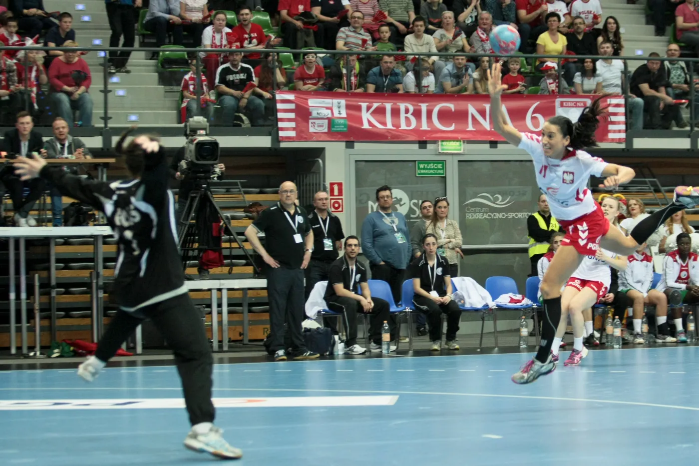 Polka Karolina Kalska w akcji na bramkę Portugalii w której broni Isbel Gois (L), podczas meczu w ramach eliminacji do finałów ME 2014 w piłce ręcznej kobiet