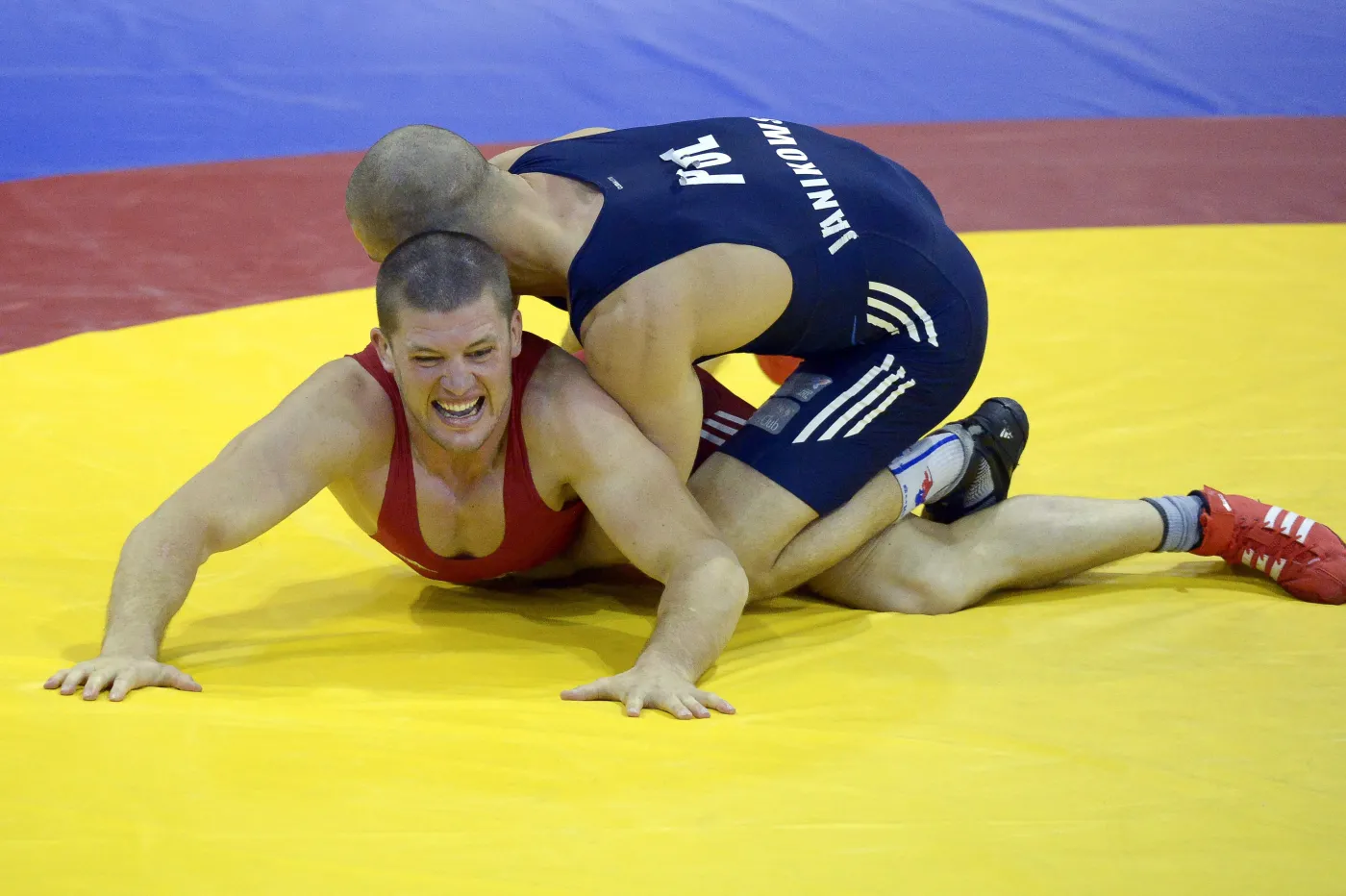 Damian Janikowski (w niebieskim stroju)