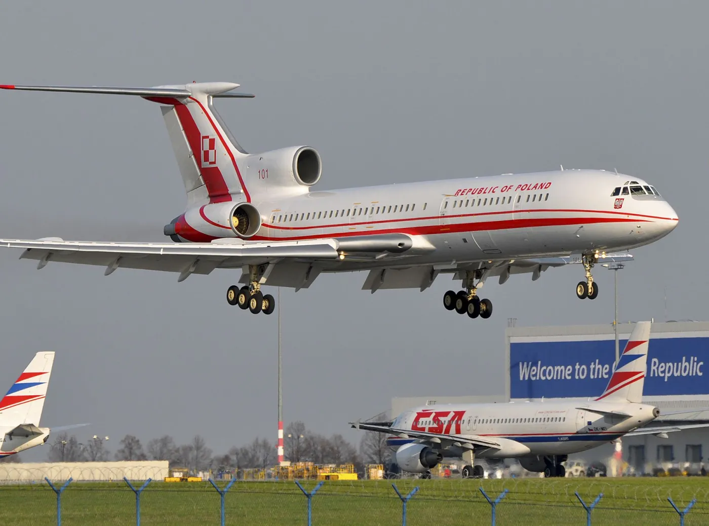 Tu-154M o numerze 101 ląduje w Pradze. To jedno z ostatnich zdjęć tupolewa przed katastrofą w Smoleńsku