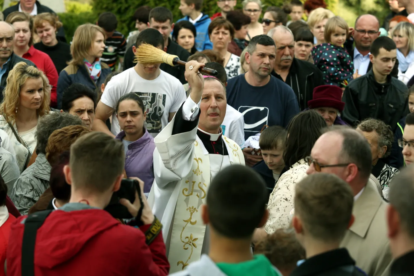 Kościół w Jasienicy zamknięty. Biskup przyjechał do wiernych