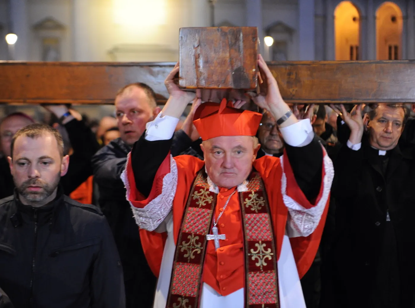 Kardynał Kazimierz Nycz w czasie Drogi Krzyżowej
