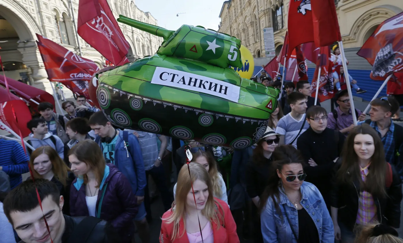 Balon w kształcie czołgu, wyznania dla Putina. 1 maja w Moskwie. ZDJĘCIA