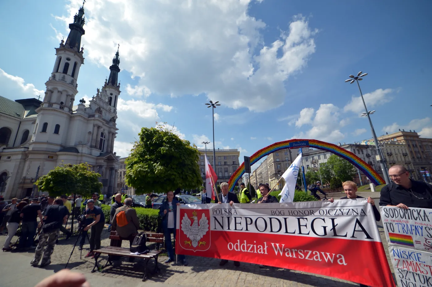 Narodowcy przed tęczą na Placu Zbawiciela