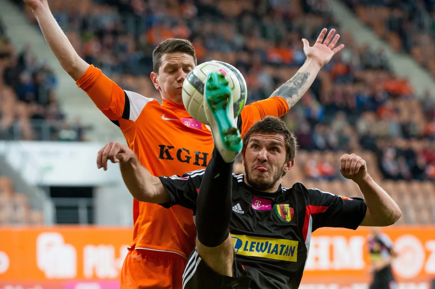 Zawodnik Korony Kielce Siergiej Chiżniczenko (P) walczy o piłkę z Jirzim Bilkiem (L) z KGHM Zagłębie Lubin 