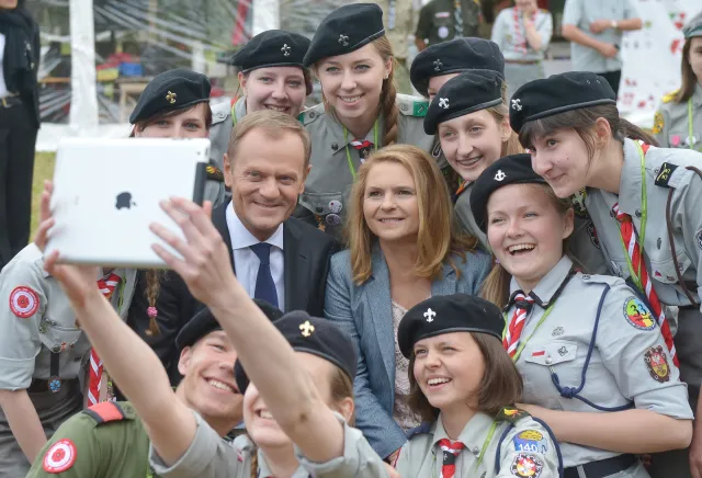 Selfie z harcerzami, spacer z córką gen. Andersa, kombatanci. Tusk na Monte Cassino