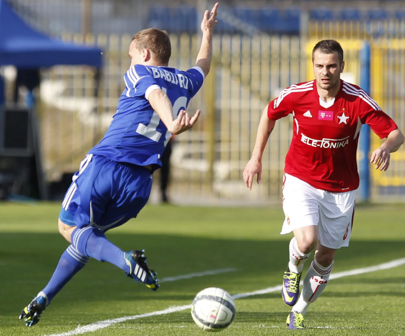 Piłkarz Ruchu Chorzów Bartłomiej Babiarz (L) w akcji przy piłce z Piotrem Brożkiem (P) z Wisły Kraków 