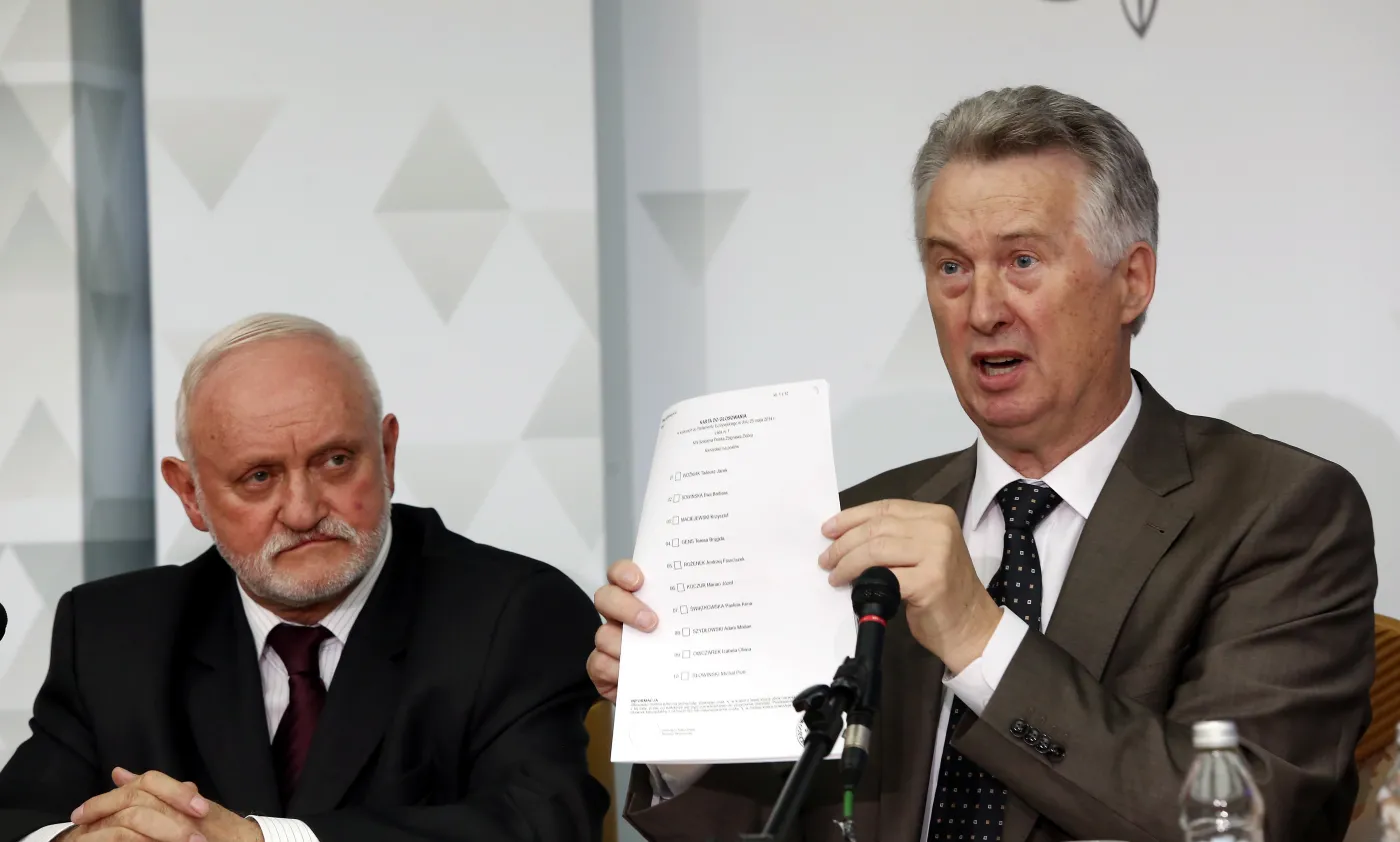  Sekretarz komisji, Szef Krajowego Biura Wyborczego Kazimierz Czaplicki i przewodniczący PKW Stefan Jaworski podczas konferencji prasowej Państwowej Komisji Wyborczej podsumowującej kampanię wyborczą do Parlamentu Europejskiego