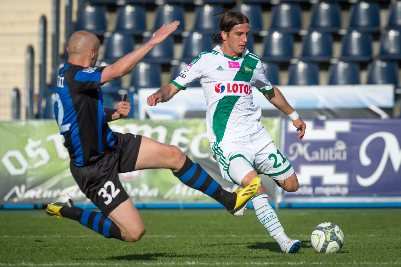 Będący przy piłce Stojan Vranjes (P) z Lechii Gdańsk atakowany przez Łukasza Nowotczyńskiego (L) z miejscowego Zawiszy i Rafał Janicki (P) z Lechii Gdańsk 