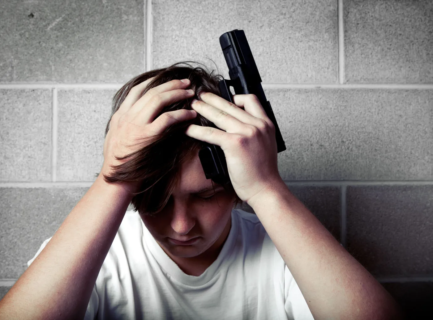 samobójstwo nastolatek chłopak depresja problem broń