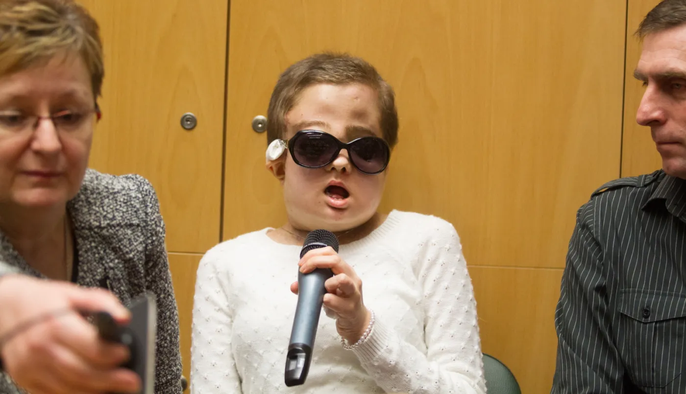 Joanna, pacjentka po przeszczepie twarzy w towarzystwie rodziców podczas konferencji prasowej w Centrum Onkologii w Gliwicach