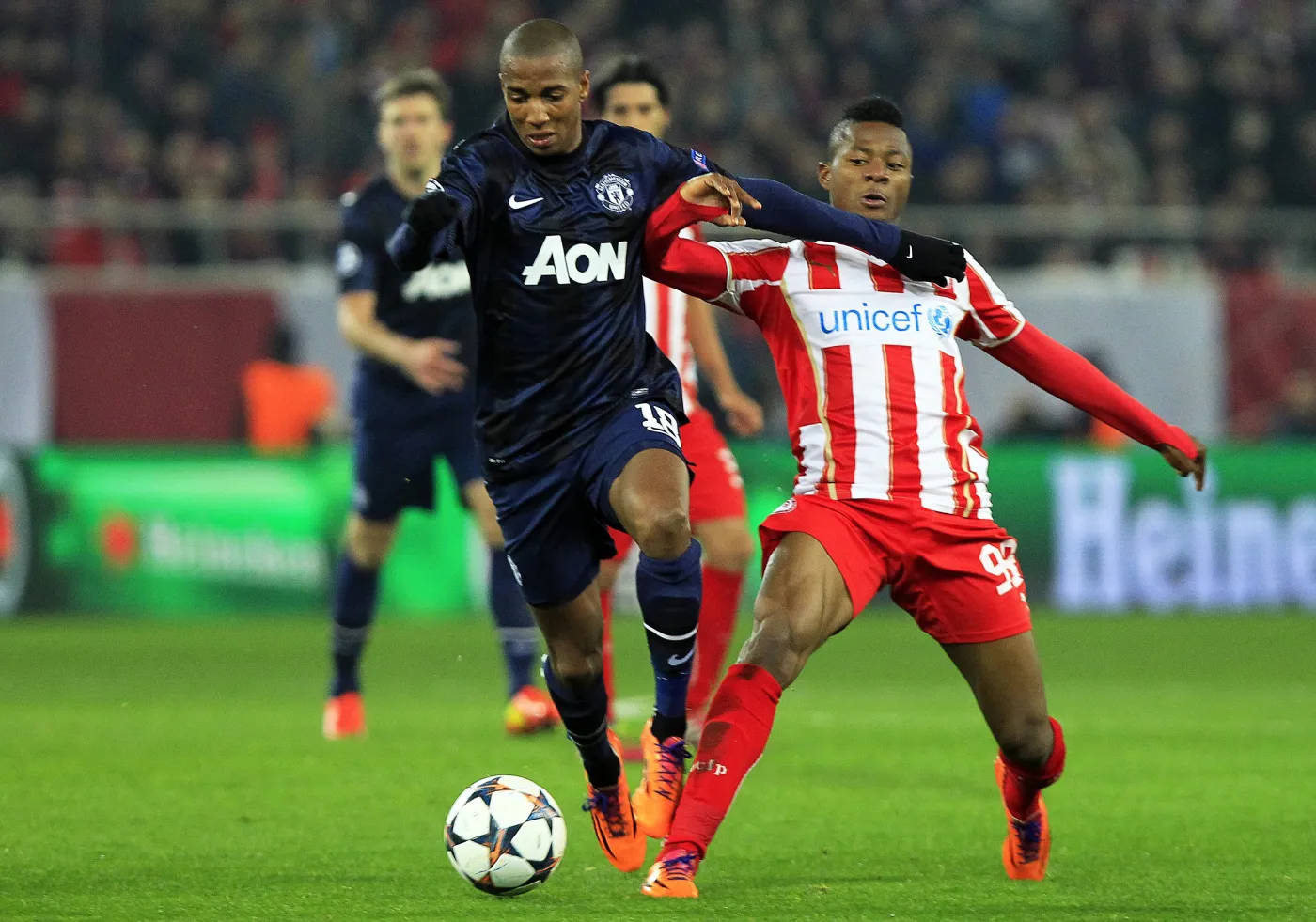Michael Olaitan i Ashley Young 