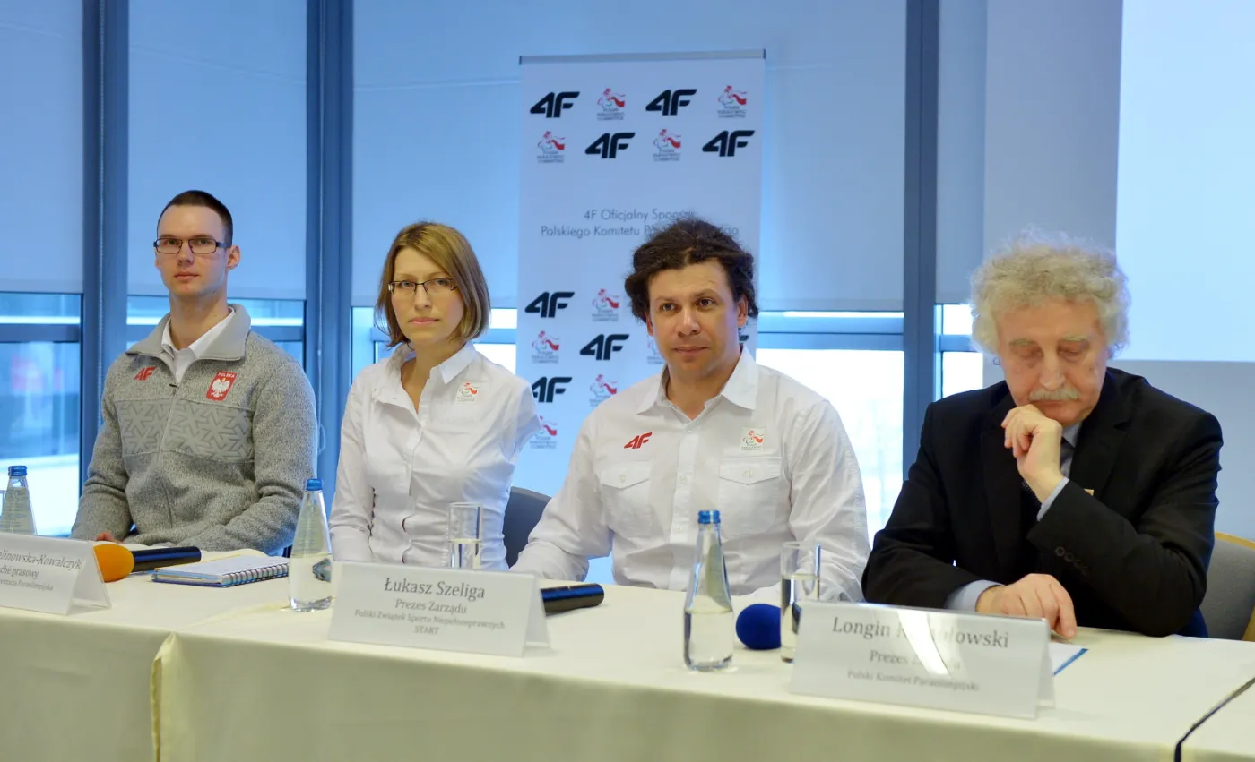  Reprezentant Polski w slalomie Igor Sikorski (L), attache prasowy polskiej reprezentacji Paulina Malinowska - Kowalczyk (2L), prezes Polskiego Związku Osób Niepełnosprawnych Łukasz Szeliga (2P) i prezes Polskiego Komitetu Paraolimpijskiego Longin Komołowski