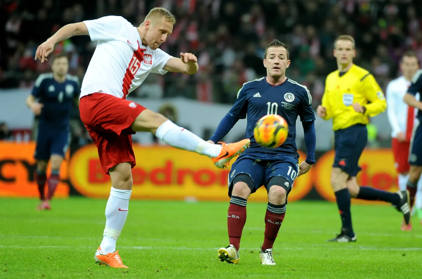 Polak Kamil Glik (L) strzela obok Szkota Rossa McCormacka (P) podczas meczu towarzyskiego w Warszawie