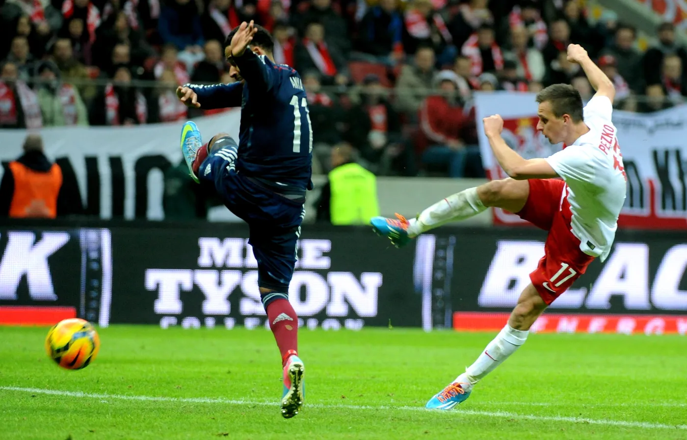 Polak Sławomir Peszko (P) strzela obok Szkota Ikechi Anyi (L) podczas meczu towarzyskiego w Warszawie