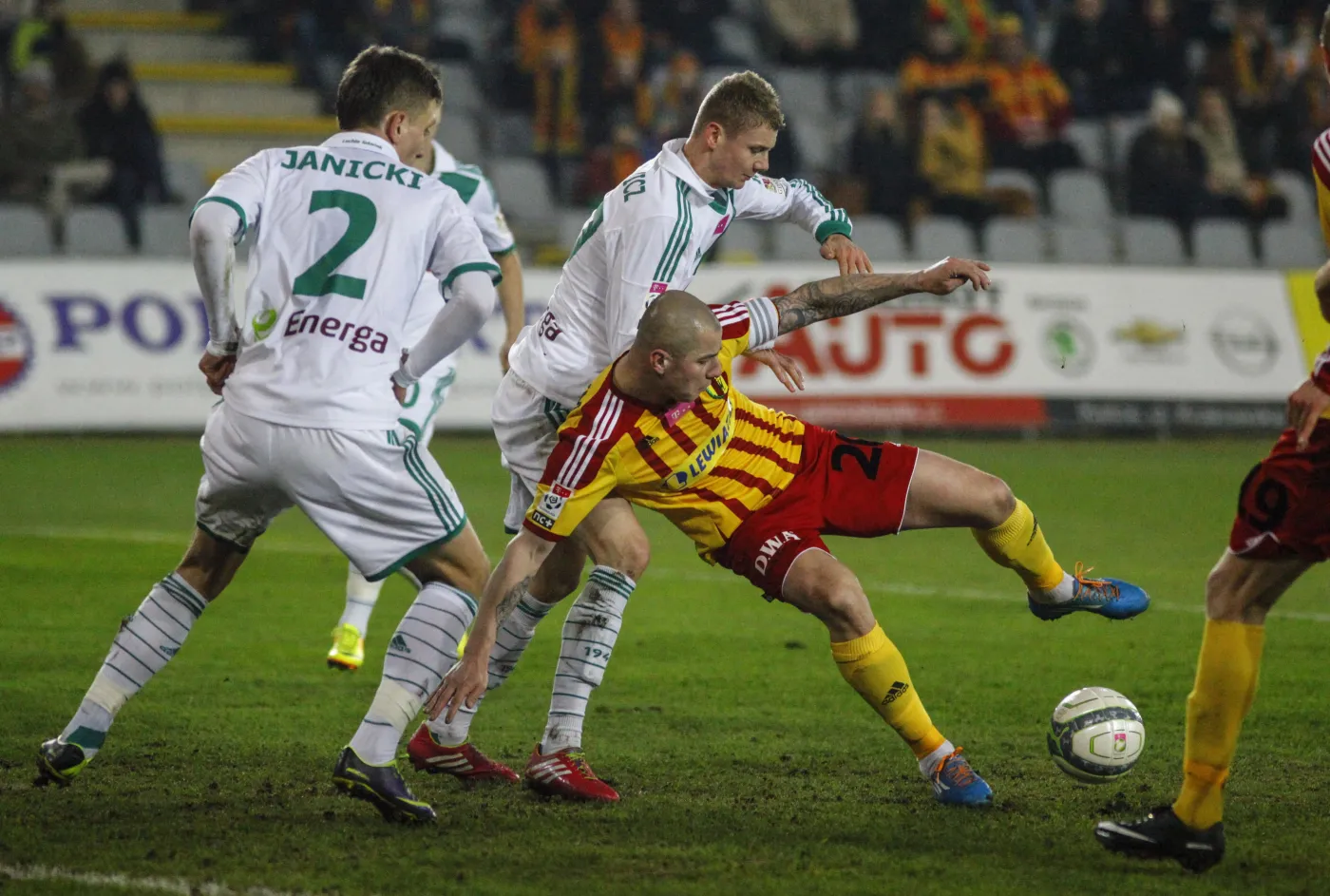 Maciej Korzym (C) z Korony Kielce oraz Rafał Janicki (L) i Paweł Dawidowicz (2L) z Lechii Gdańsk w akcji przy piłce podczas meczu T-Mobile Ekstraklasy