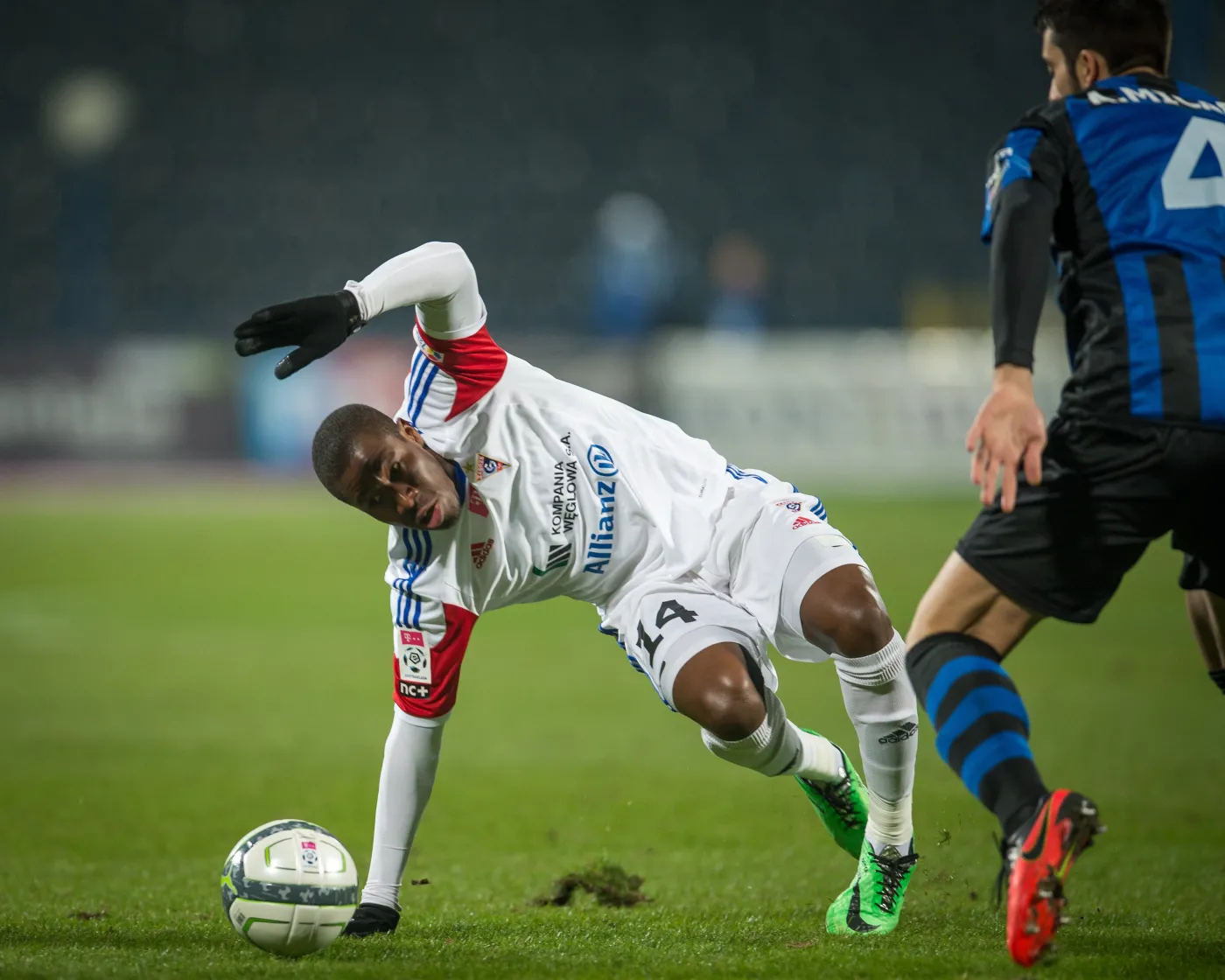 Andre Micael Pereira (P) z Zawiszy walczy o piłkę z Prejuce Nakoulma (L) z Górnika Zabrze podczas meczu T-Mobile Ekstraklasy Zawisza Bydgoszcz - Górnik Zabrze