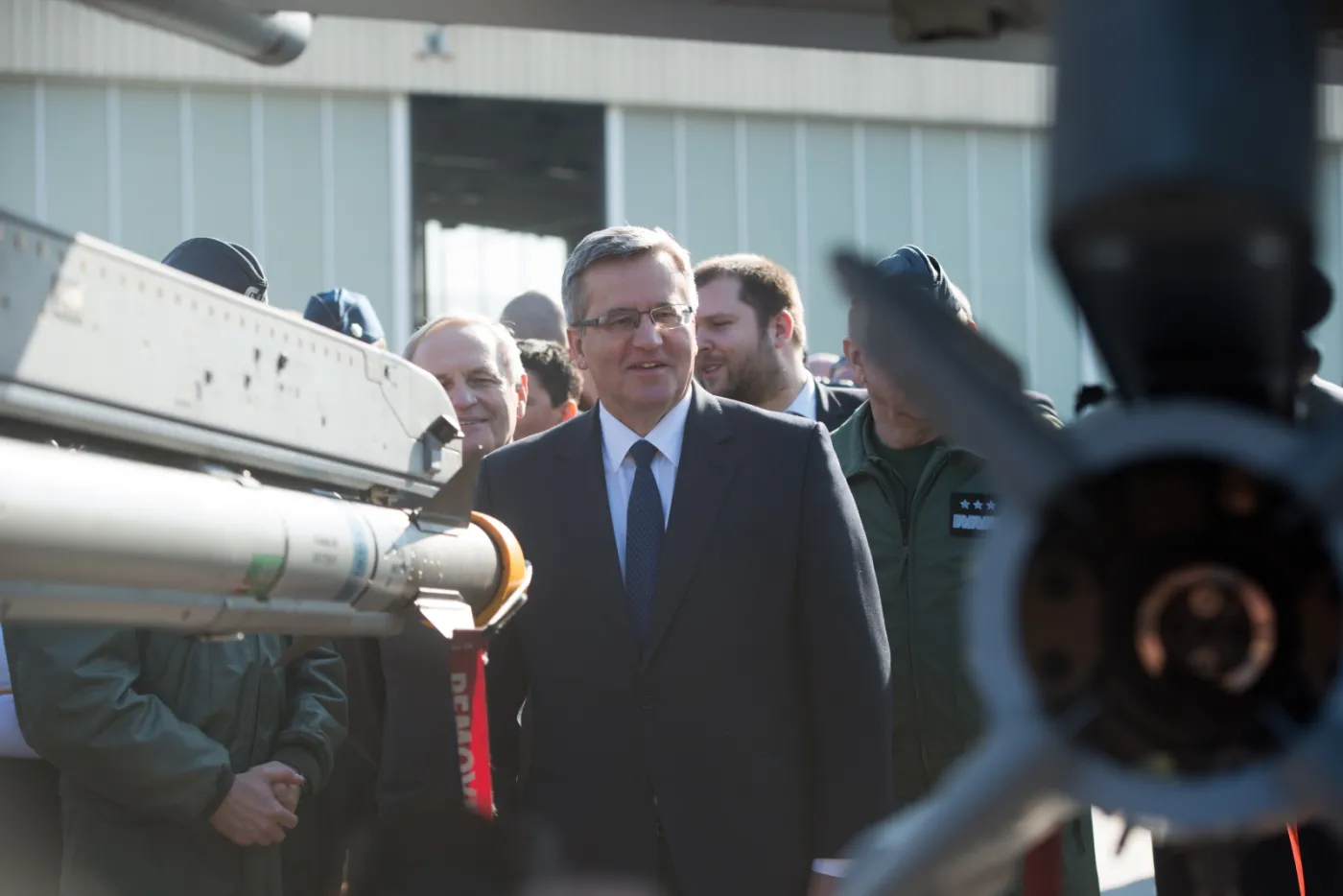 Prezydent Bronisław Komorowski podczas wizyty w 32. Bazie Lotnictwa Taktycznego w Łasku. Prezydent odwiedził Łask w przeddzień 15. rocznicy wstąpienia Polski do NATO