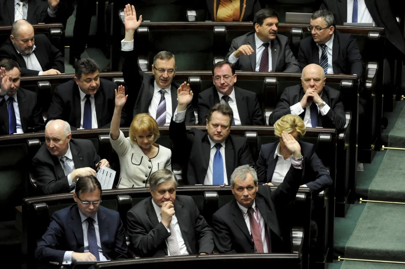 Posłowie PiS podczas głosowania. Sejm odrzucił wniosek PiS o referendum ws. zniesienia obowiązku szkolnego dla sześciolatków