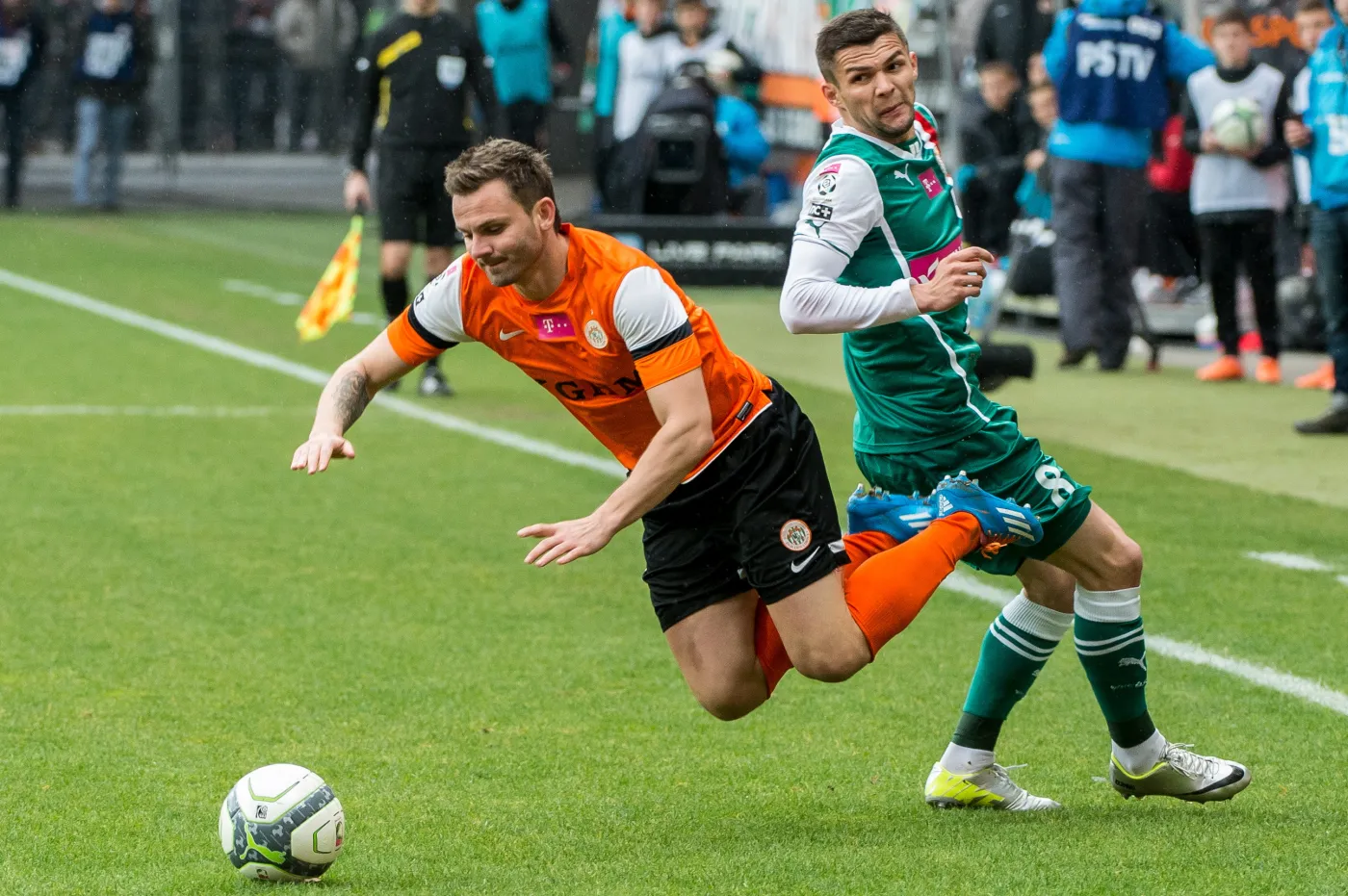 Zawodnik Śląska Wrocław Mateusz Machaj (P) walczy o piłkę z Aleksandrem Kwiekiem (L) z KGHM Zagłębia Lubin