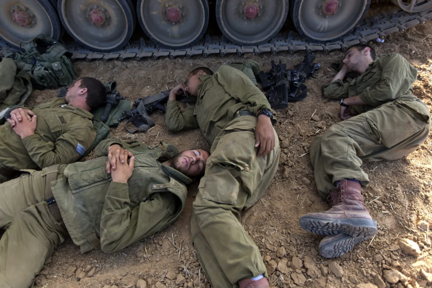 Koniec rozejmu w Strefie Gazy. Nowe naloty i kolejne pogrzeby. ZDJĘCIA