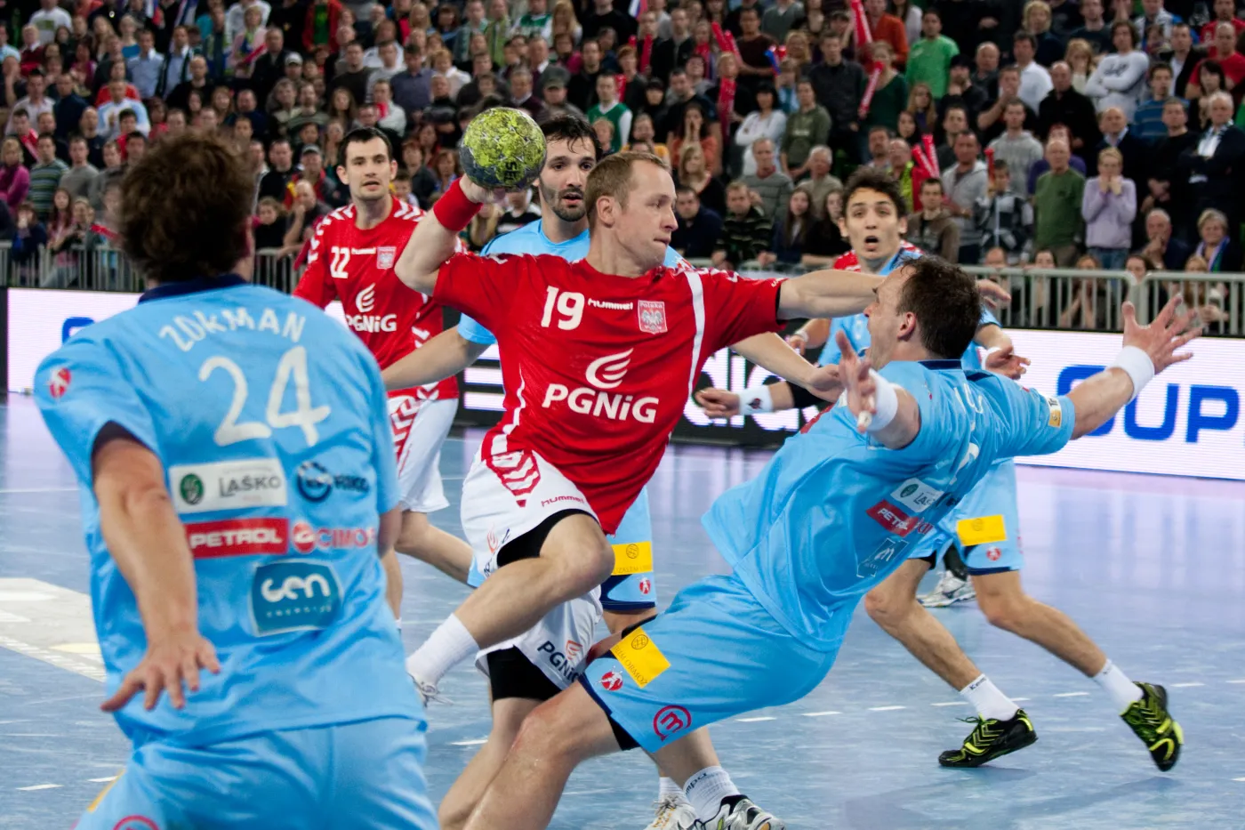 Polscy piłkarze ręczni w czasie meczu w Lubljanie