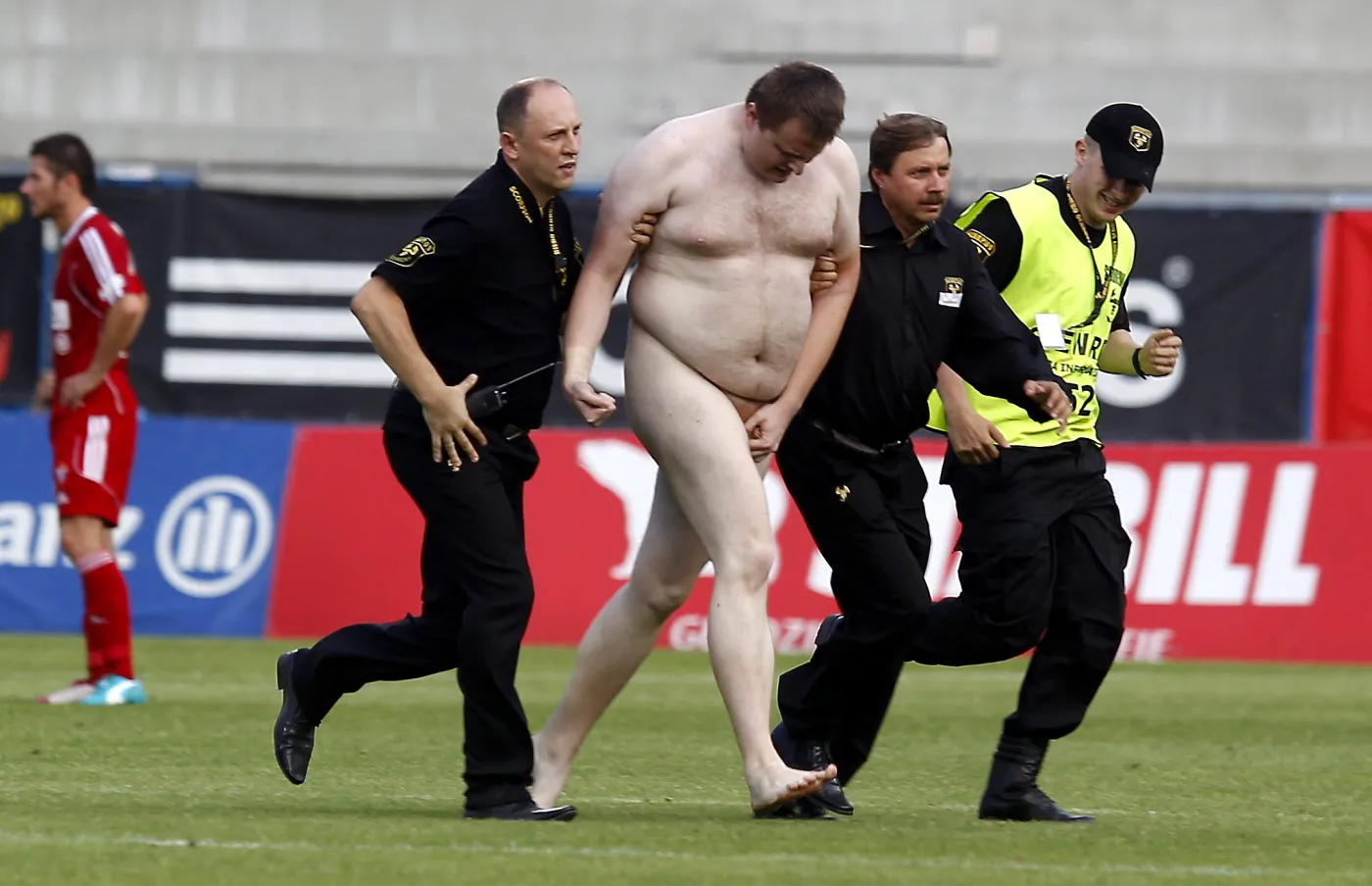 Golas sam zarobił na swoim wtargnięciu na boisko?