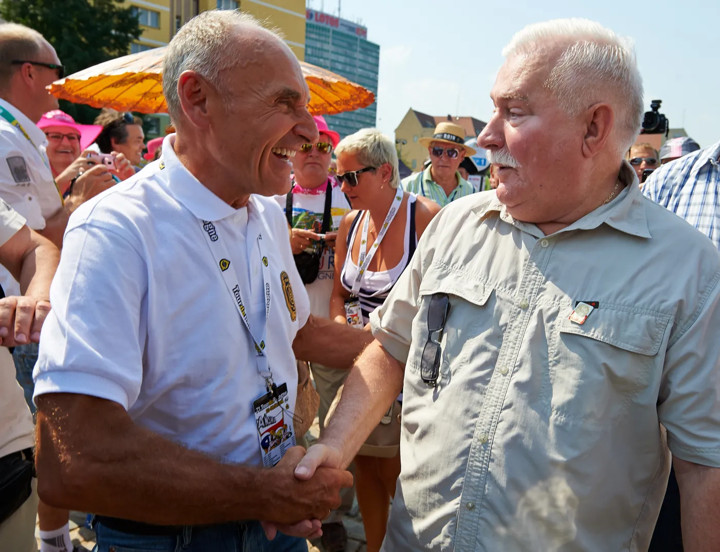 6633062-lech-walesa-strzalem-z-pistoletu.jpg