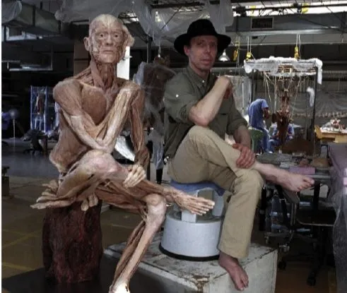 Gunther von Hagens z plastynatem mężczyzny
