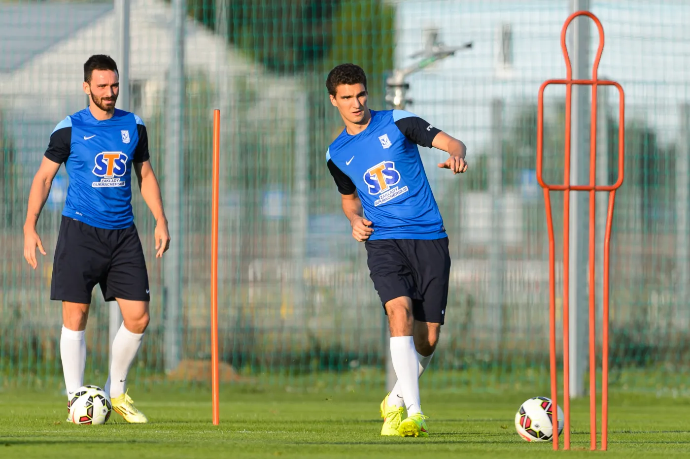 Piłkarze Lecha Maciej Wilusz (L) i Marcin Kamiński (P) podczas treningu drużyny w Poznaniu, 6 bm. Lech Poznań rozegra jutro rewanżowy mecz 3. rundy eliminacyjnej Ligi Europejskiej z islandzką drużyną Stjarnan FC