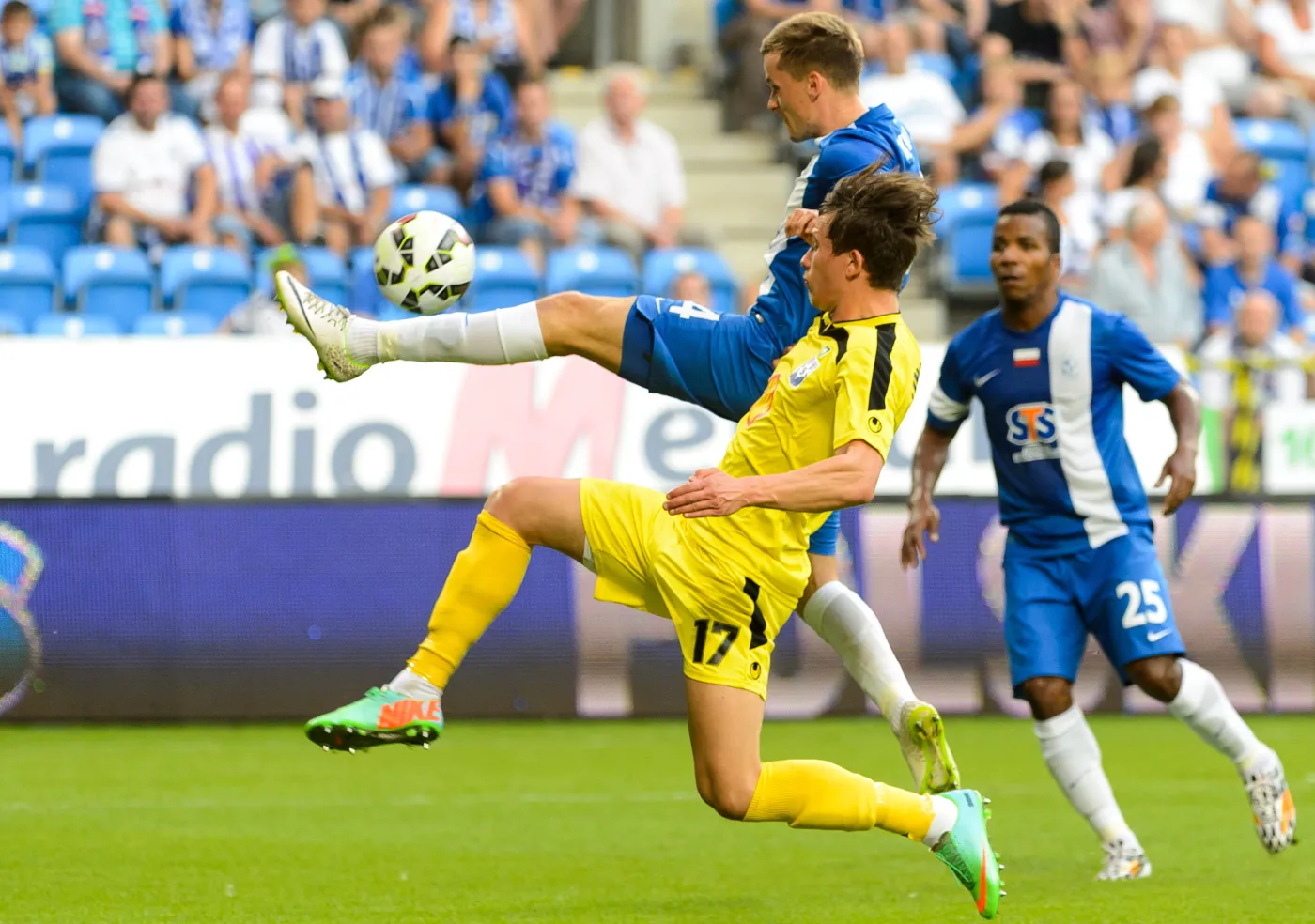 W akcji do piłki Łukasz Kędziora (C, przysłonięty) z miejscowego Lecha szybszy od Olafura Karla Finsena (front) z islandzkiego Stjarnan FC podczas rewanżowego meczu 3. rundy eliminacyjnej Ligi Europejskiej w Poznaniu