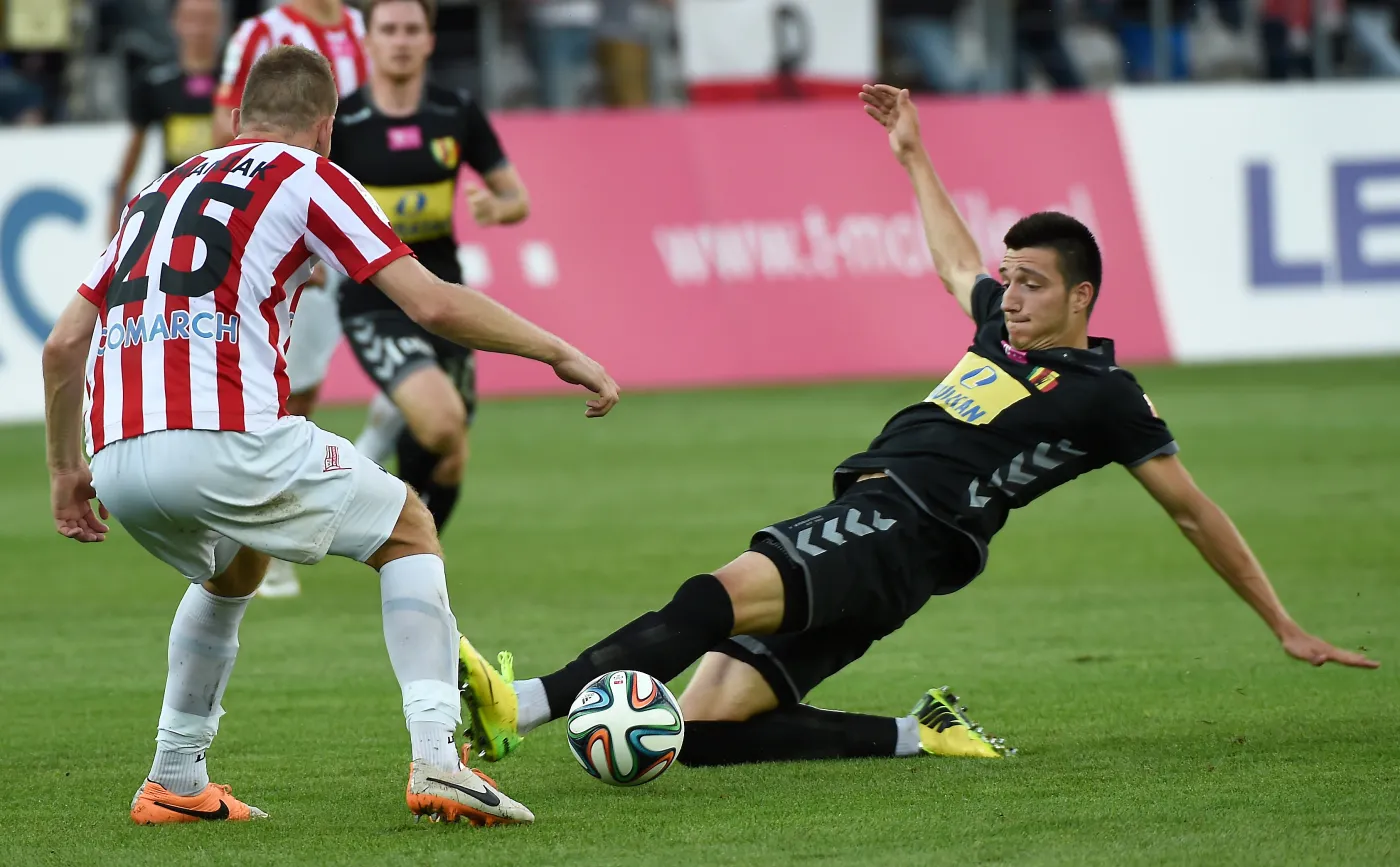 Zawodnik Cracovii Kraków Bartosz Rymaniak (L) walczy o piłkę z Vanją Markoviciem (P) z Korony Kielce podczas meczu polskiej Ekstraklasy