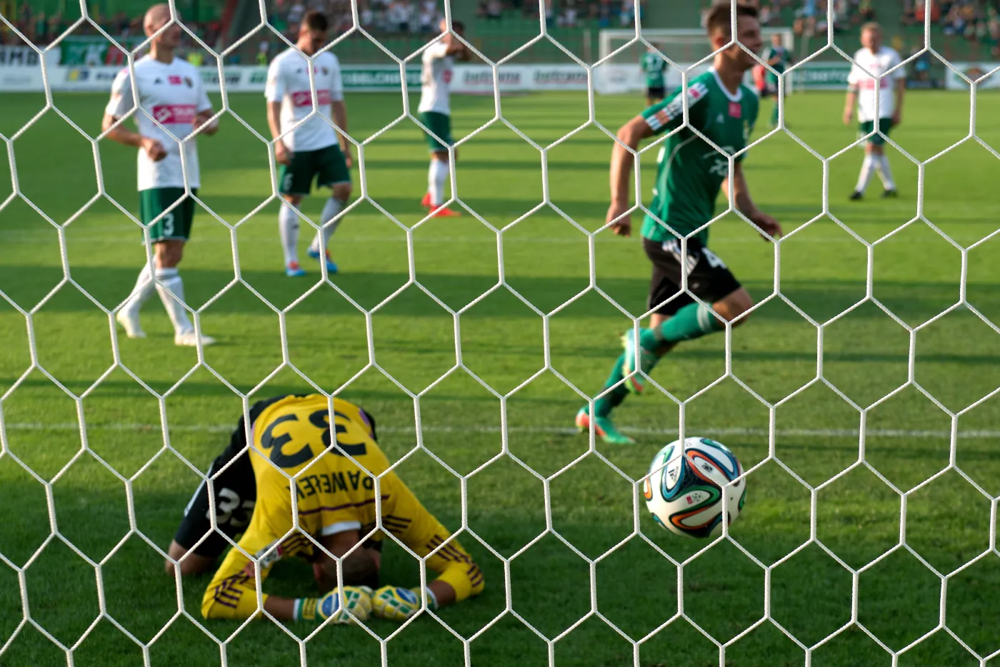 Bramkarz Śląska Wrocław Mariusz Pawełek (L) pokonany z rzutu karnego przez Michała Maka z PGE GKS Bełchatów podczas meczu polskiej Ekstraklasy piłkarskiej