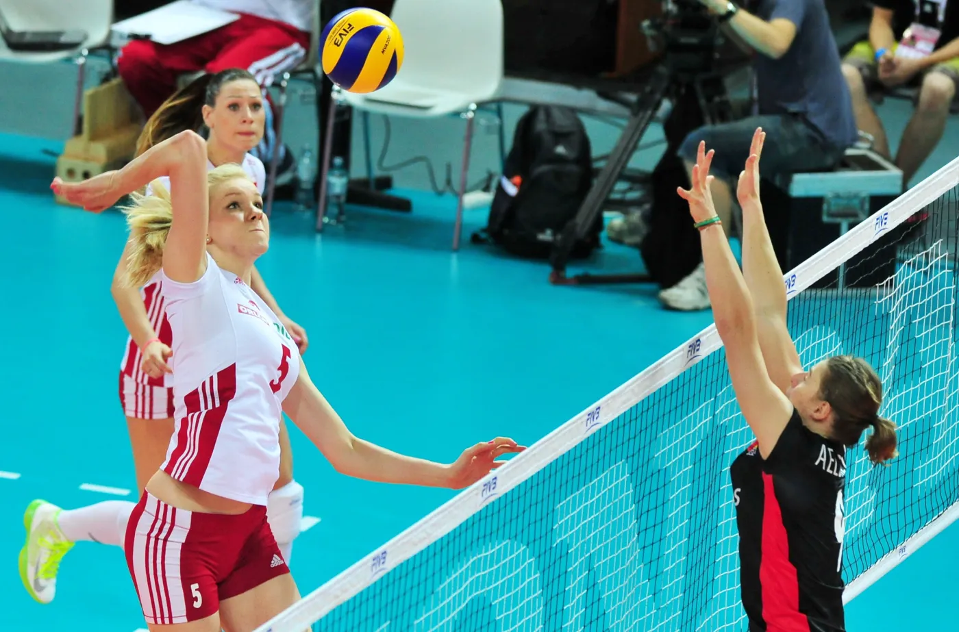Piłkę zbija atakująca po drugiej stronie siatki zawodniczka reprezentacji Polski Agnieszka Kąkolewska, blokuje Belgijka Aelbrechta Freya (P) w meczu turnieju World Grand Prix siatkarek Final Four grupy B w Koszalinie